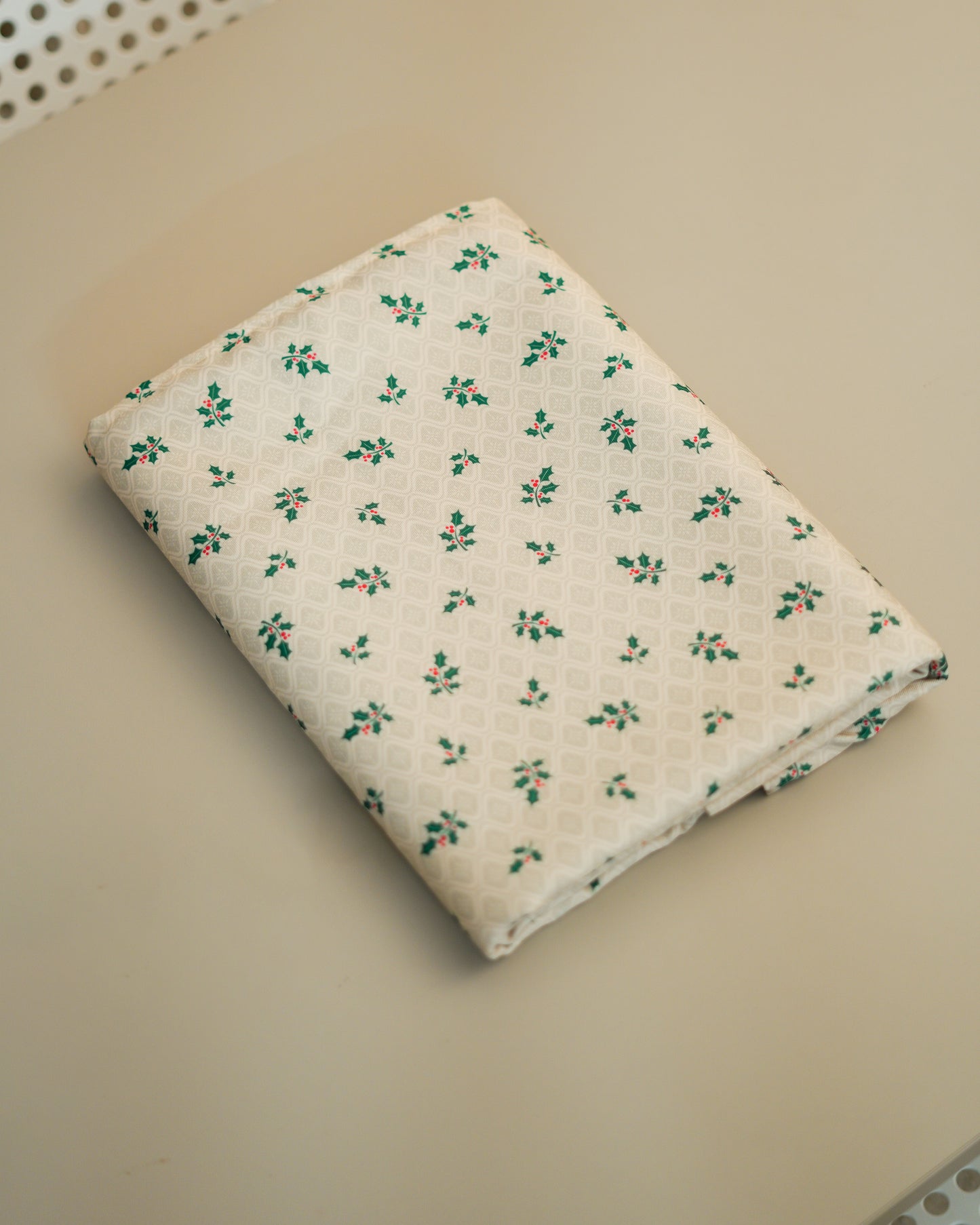 Christmas Table Cloth - Mistletoe - Beige