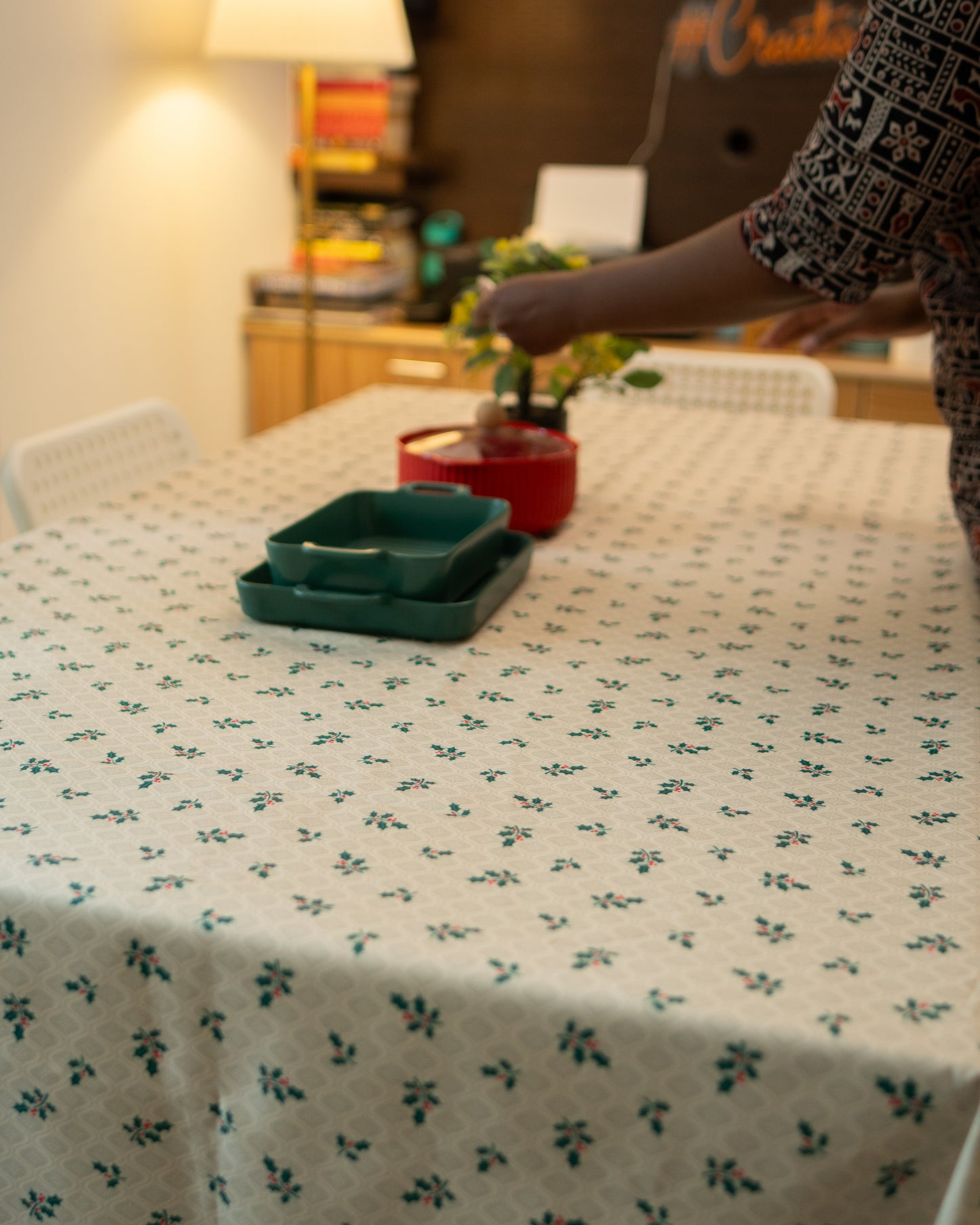 Christmas Table Cloth - Mistletoe - Beige